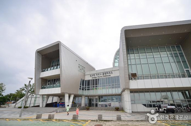 관광안내소가 자리한 전곡항마리나클럽하우스 ▲ 관광안내소가 자리한 전곡항마리나클럽하우스