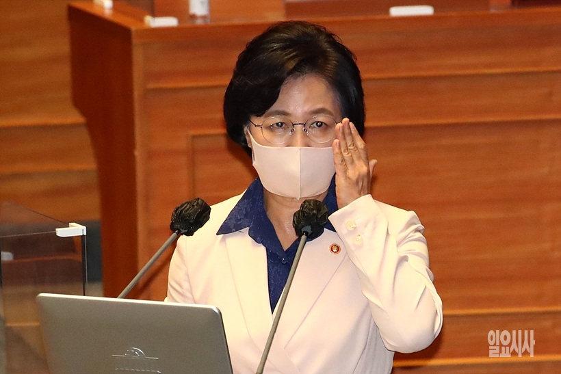 최근 ‘아들 병역 특혜’ 논란으로 얼룩진 추미애 법무부 장관 ⓒ고성준 기자 ▲ 추미애 법무부 장관 ⓒ고성준 기자