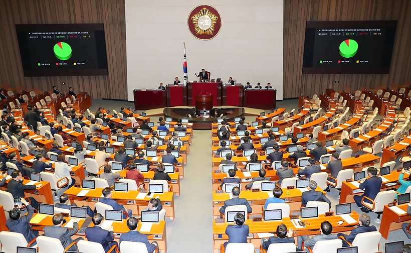 지난해 12월30일, 서울 여의도 국회 본회의장서 열린 본회의서 공수처법이 본회의를 통과하고 있다. ▲ 지난해 12월30일, 서울 여의도 국회 본회의장서 열린 본회의서 공직자수사법이 통과되고 있다.