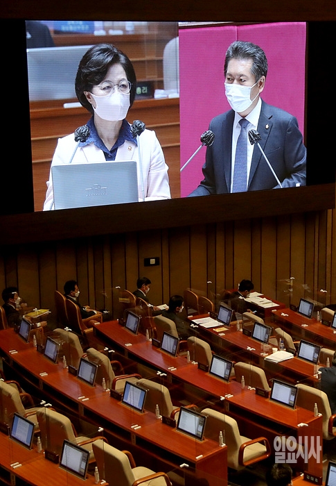 지난 14일, 서울 여의도 국회 본회의장서 열린 국회 대정부질문 도중 박범계 더불어민주당 의원이 추미애 법무부 장관에게 질의를 하고 있다. ⓒ고성준 기자 ▲ 지난 14일, 서울 여의도 국회 본회의장서 열린 국회 대정부질문 도중 박범계 더불어민주당 의원이 추미애 법무부 장관에게 질의를 하고 있다. ⓒ고성준 기자