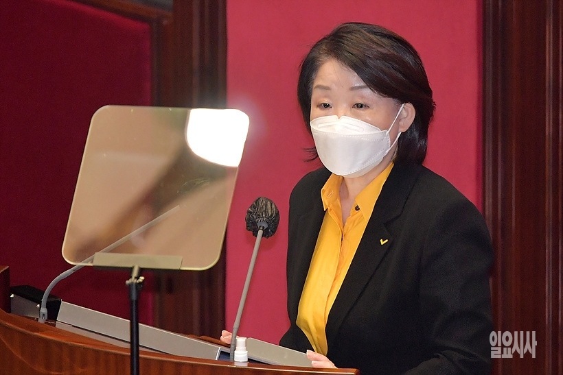 국회 본회의장서 비교섭단체 대표연설하는 심상정 정의당 대표 ⓒ고성준 기자 ▲ 국회 본회의장서 비교섭단체 대표연설하는 심상정 정의당 대표 ⓒ고성준 기자