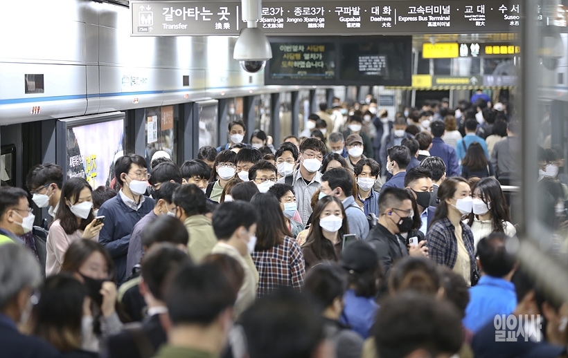 ▲ 코로나 시대에 살면서 이제 마스크 착용은 선택이 아닌 필수가 돼버렸다. ⓒ고성준 기자