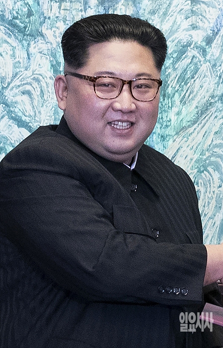 연평도 공무원 피격과 관련해 25일 “불미스러운 일”이라며 이례적으로 사과를 표명한 김정은 북한 국무위원장 ⓒ한국사진공동취재단 ▲ 김정은 북한 국무위원장 ⓒ한국사진공동취재단