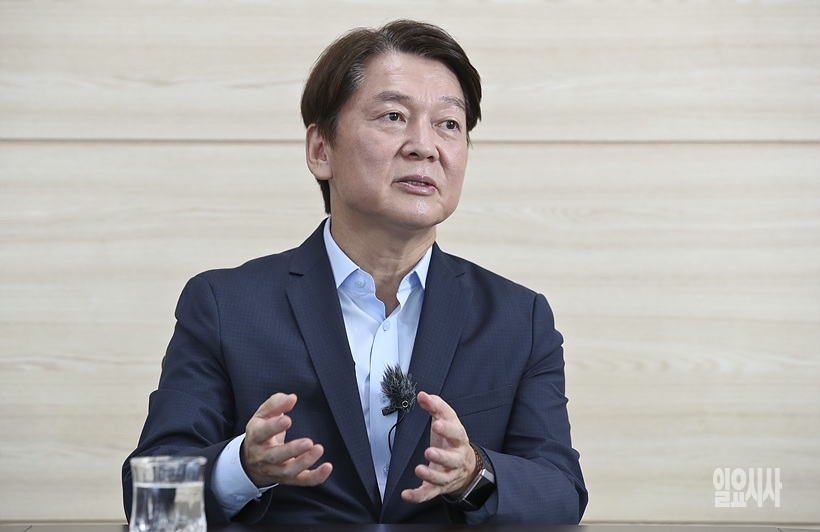<일요시사>와 특별대담 갖는 안철수 국민의당 대표 ▲ 일요시사와 대담 갖는 안철수 국민의당 대표