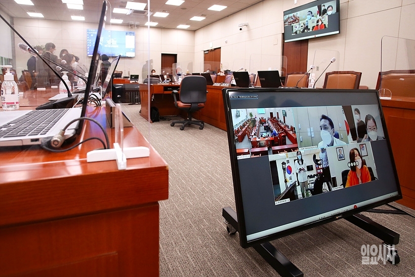 국감 준비 중인 국회 외교통일위원회 ⓒ고성준 기자 ▲ ▲국감 준비 중인 국회 외교통일위원회 ⓒ고성준 기자