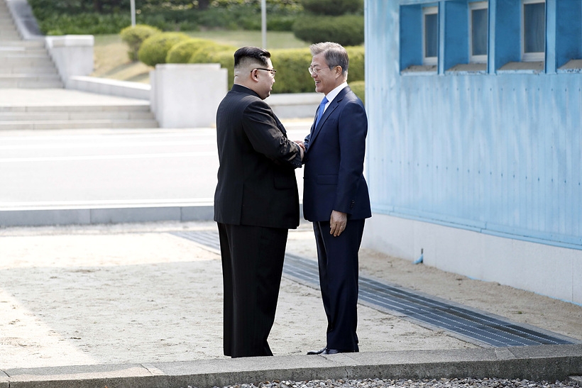 지난 2018년 남북정상회담에 앞서 판문점서 악수 나누는 문재인 대통령(사진 오른쪽)과 김정은 북한 국무위원장 ⓒ사진공동취재단