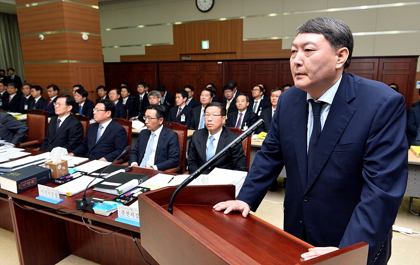지난 2013년, 여주지청장 당시 법무부 국감서 의원들의 질의에 답변 중인 당시 윤석열 검찰총장 ▲ 지난 2013년 국감서 업무보고 중인 윤석열 검찰총장