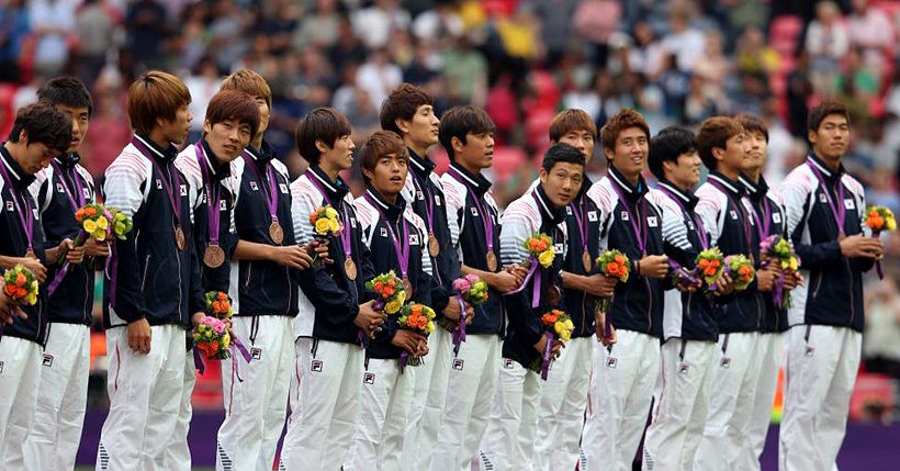 단상에 올라 동메달을 수여받고 있는 2012 런던올림픽 한국 국가대표 축구팀