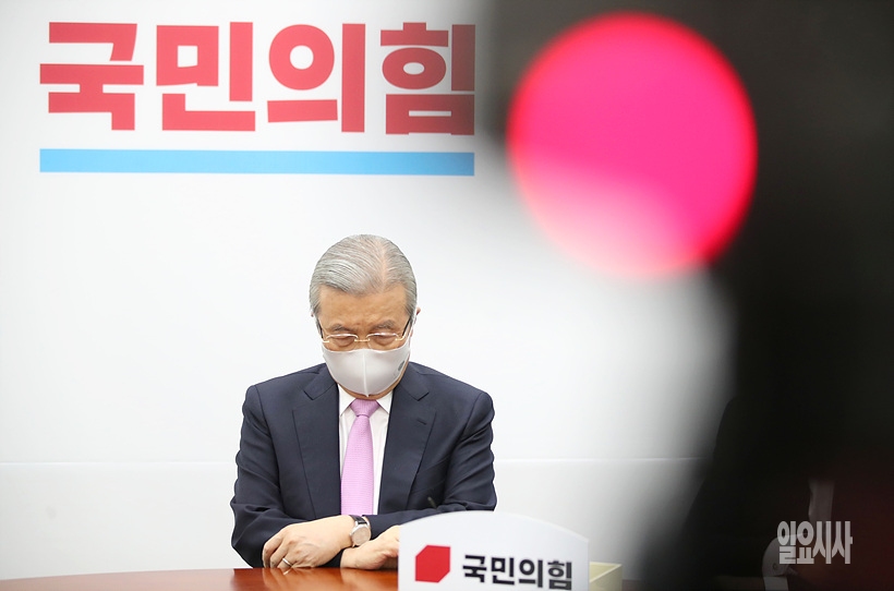생각에 잠긴 김종인 국민의힘 비상대책위원장 ⓒ고성준 기자 ▲ 생각에 잠긴 김종인 국민의힘 비상대책위원장 ⓒ고성준 기자