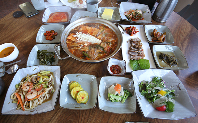 로컬 푸드로 건강한 음식을 내는 ‘샹그릴라레스토랑’의 자연치유밥상 ▲ 로컬 푸드로 건강한 음식을 내는 ‘샹그릴라레스토랑’의 자연치유밥상