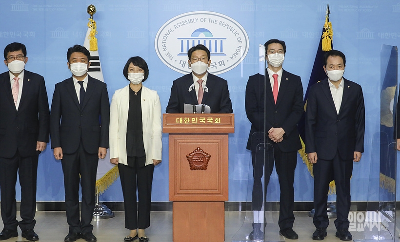 라임특위 기자회견 갖는 권성동 국민의힘 의원 ▲ 라임특위 기자회견 갖는 권성동 국민의힘 의원