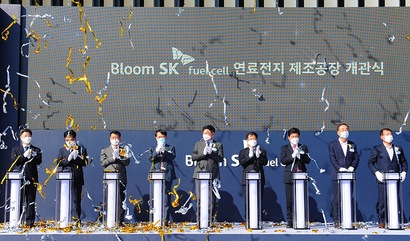 블룸SK퓨엘셀 제조공장 개관식 갖는 SK건설 관계자들 ▲ 블룸SK퓨엘셀 제조공장 개관식 갖는 SK건설 관계자들