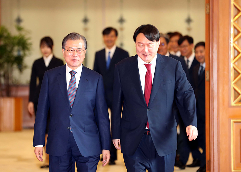 대화 나누는 문재인 대통령(사진 왼쪽)과 윤석열 검찰총장 ▲ 대화 나누는 문재인 대통령(사진 왼쪽)과 윤석열 검찰총장