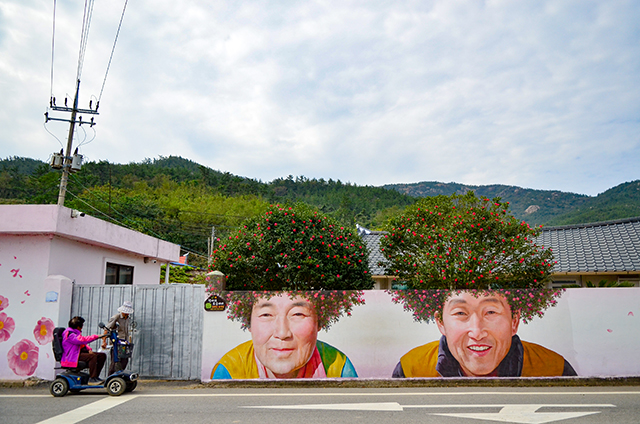 ▲ SNS에서 인기 있는 암태도 할머니와 할아버지 벽화