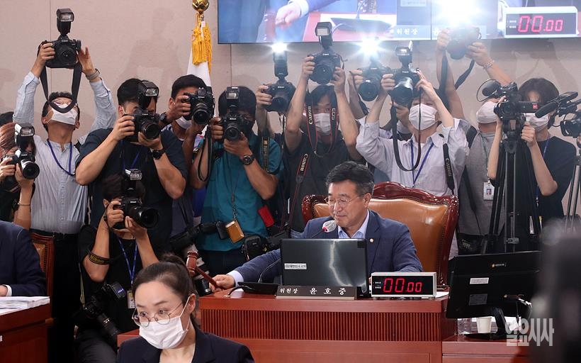 의사봉 두드리는 윤호중 법제사법위원장 ⓒ고성준 기자 ▲ 의사봉 두드리는 윤호중 법제사법위원장 ⓒ고성준 기자