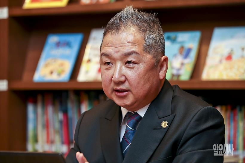 <일요시사>와 인터뷰 갖는 이상재 대한장례인협회장 ⓒ고성준 기자 ▲ 일요시사와 인터뷰 갖는 이상재 대한장례인협회장 ⓒ고성준 기자