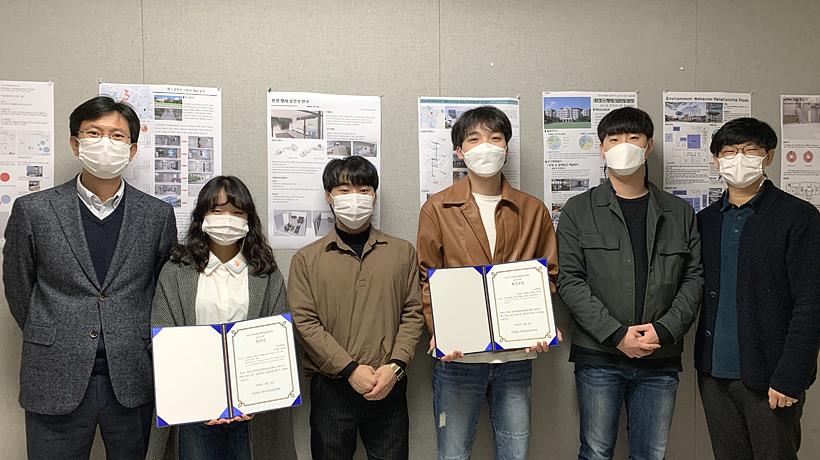 (사진 왼쪽부터)수상자들과 기념촬영갖는 최인락 교수, 이주희·현지훈·정희상·정준형 학생 및 안요섭 교수 ▲ (사진 왼쪽부터)수상자들과 기념촬영갖는 최인락 교수, 이주희·현지훈·정희상·정준형 학생 및 안요섭 교수