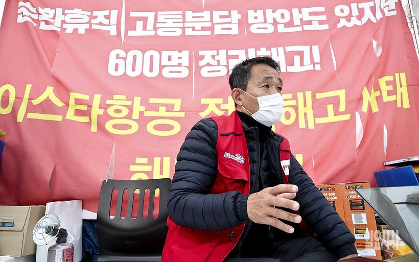 <일요시사>와 인터뷰 갖고 있는 박이삼 이스타항공 조종사노조 위원장 ⓒ고성준 기자 ▲ 일요시사와 인터뷰 갖고 있는 박이삼 이스타항공 조종사노조 위원장 ⓒ고성준 기자