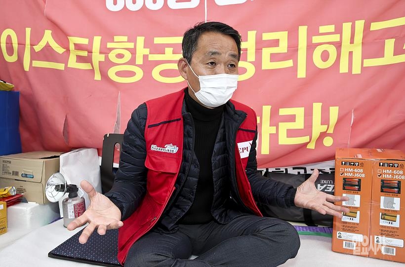 기자 질문에 답변하는 박이삼 이스타항공 조종사노조 위원장 ⓒ고성준 기자 ▲ 기자 질문에 답변하는 박이삼 이스타항공 조종사노조 위원장 ⓒ고성준 기자