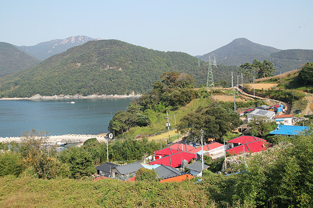 ▲ 산비탈에 옹기종기 자리한 노도마을의 집