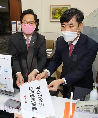 하태경(사진 오른쪽)·박수영 국민의힘 의원이 지난 20일, 서울 여의도 국회 의안과를 찾아 부산 가덕도 신공항 특별법을 제출하고 있다. ▲ 하태경(사진 오른쪽)·박수영 국민의힘 의원이 지난 20일, 서울 여의도 국회 의안과를 찾아 부산 가덕도 신공항 특별법을 제출하고 있다.