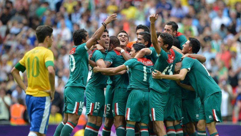 2012 런던올림픽서 브라질을 누르고 우승을 확정 지은 후 기뻐하는 멕시코 축구 대표팀 ▲ 2012 런던올림픽서 금메달을 목에 건 멕시코 축구 대표팀