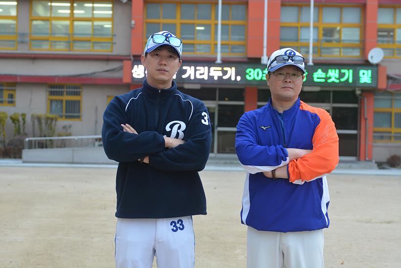 이봉섭 서울 백운초교 감독(사진 오른쪽)과 조민규 코치 ▲ 이봉섭 서울 백운초교 감독(사진 오른쪽)과 조민규 코치