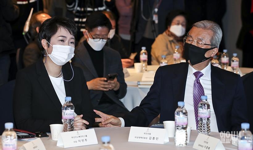 대화 나누는 김종인 국민의힘 비상대책위원장(사진 오른쪽)과 이언주 전 의원 ⓒ고성준 기자 ▲ 대화 나누는 김종인 국민의힘 비상대책위원장과 이언주 전 의원 ⓒ고성준 기자