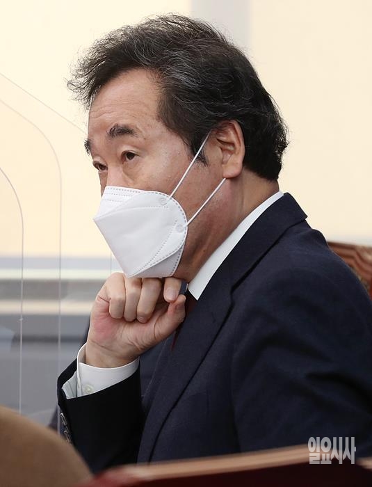 잠시 생각에 잠긴 이낙연 더불어민주당 대표 ⓒ박성원 기자 ▲ 잠시 생각에 잠긴 이낙연 더불어민주당 대표 ⓒ박성원 기자