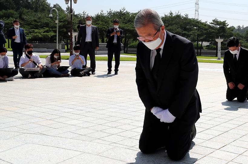 ▲ 광주민주묘지 찾아 무릎 꿇고 있는 김종인 국민의힘 비상대책위원장