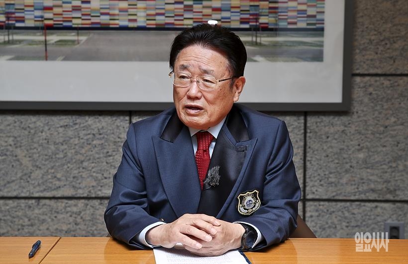 <일요시사>와 인터뷰 중인 유준상 대한요트협회 회장 ▲ 일요시사와 인터뷰 갖는 유준상 대한요트협회 회장