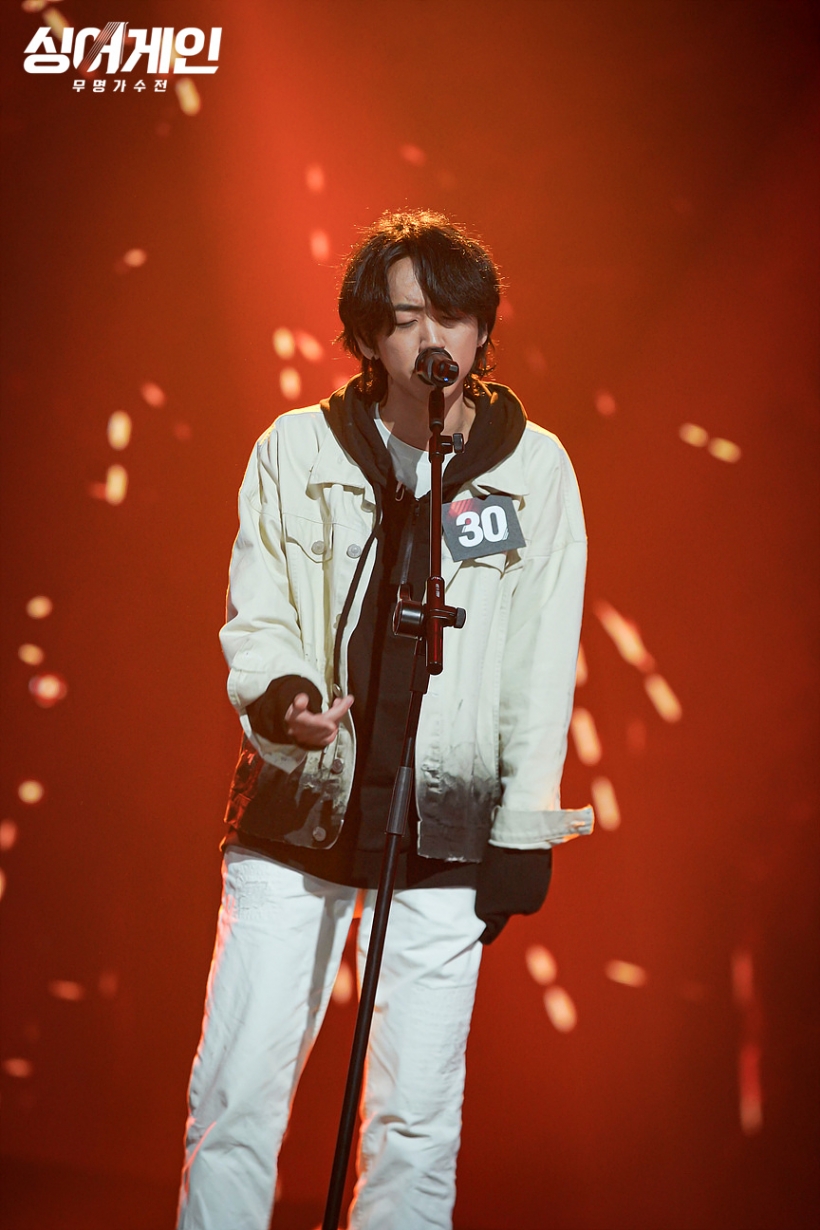 JTBC <싱어게인>에 출연해 열창 중인 30호 ⓒJTBC ▲ ⓒJTBC