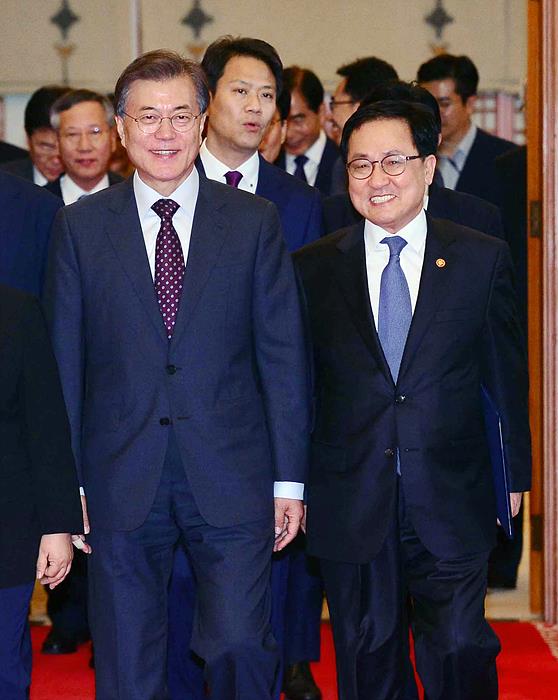 문재인 대통령이 유영민 전 과학기술정보통신부 장관을 신임 대통령비서실장(사진 오른쪽)으로 임명했다. ▲ 문재인 대통령이 유영민 전 과학기술정보통신부 장관을 신임 대통령비서실장으로 임명했다.