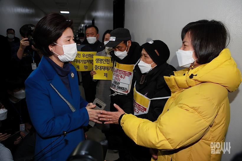 강은미 정의당 원내대표(사진 오른쪽)가 지난해 12월24일, 서울 여의도 국회서 백혜련 국회 법제사법위원회 1소위원장을 만나 중대재해기업처벌법 관련 발언을 나누고 있다. ⓒ박성원 기자 ▲ ⓒ박성원 기자