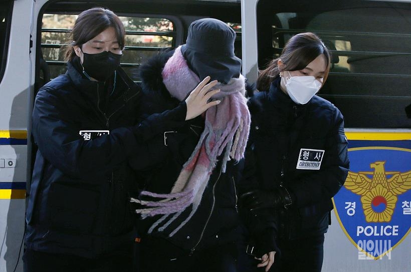 마약 투약 혐의를 받고 있는 황하나씨가 지난 7일, 법원의 영장실질심사를 받기 위해 법정 안으로 들어서고 있다. ⓒ박성원 기자 ▲ 마약 투약 혐의를 받고 있는 황하나씨가 지난 7일, 법원의 영장실질심사를 받기 위해 법정 안으로 들어서고 있다. ⓒ박성원 기자
