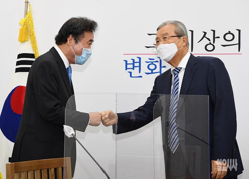이낙연 더불어민주당 대표(사진 왼쪽)와 김종인 국민의힘 비상대책위원장이 주먹 인사를 나누고 있다. ⓒ고성준 기자 ▲ 이낙연 더불어민주당 대표(사진 왼쪽)와 김종인 국민의힘 비상대책위원장이 주먹 인사를 나누고 있다. ⓒ고성준 기자