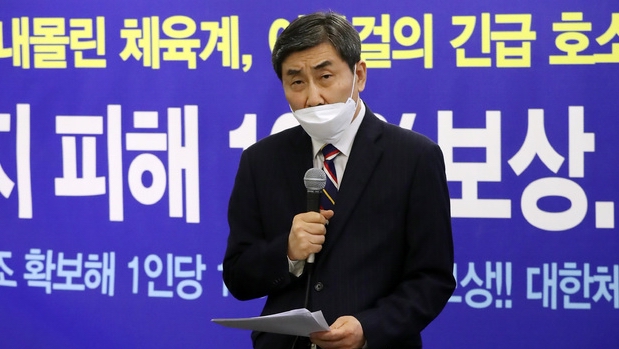 14일, 서울 중구 소재의 피트니스클럽서 기자회견 갖는 이종걸 대한체육회장 후보 ▲ 이종걸 대한체육회장 후보