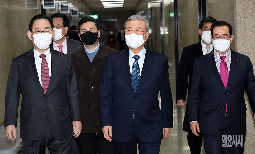 김종인 비상대책위원장 및 주호영 원내대표 등 국민의힘 지도부 ▲ 김종인 비상대책위원장 및 주호영 원내대표 등 국민의힘 지도부