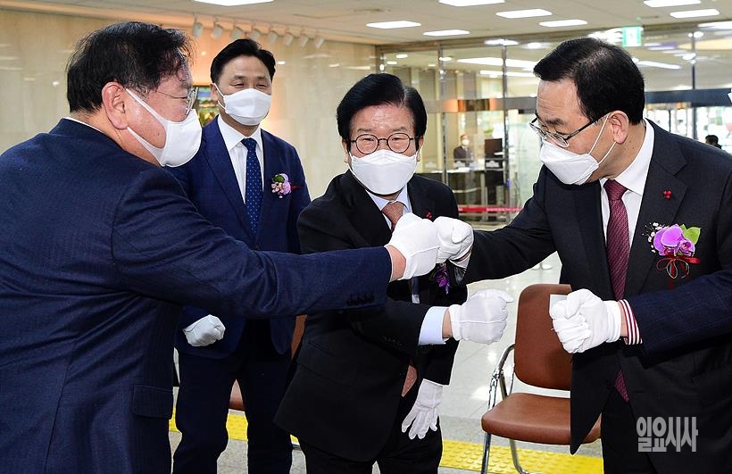 주먹 인사 나누는 박병석 국회의장(사진 가운데)과 여야 원내대표들 ⓒ박성원 기자 ▲ 주먹 인사 나누는 박병석 국회의장(사진 가운데)과 여야 원내대표들 ⓒ박성원 기자