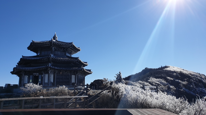 부영그룹 무주덕유산리조트에서 곤돌라를 이용하면 정상 향적봉까지 쉽게 이동이 가능한 가운데 최근 덕유산 일대에 상고대가 피어 절경을 연출하고 있다.