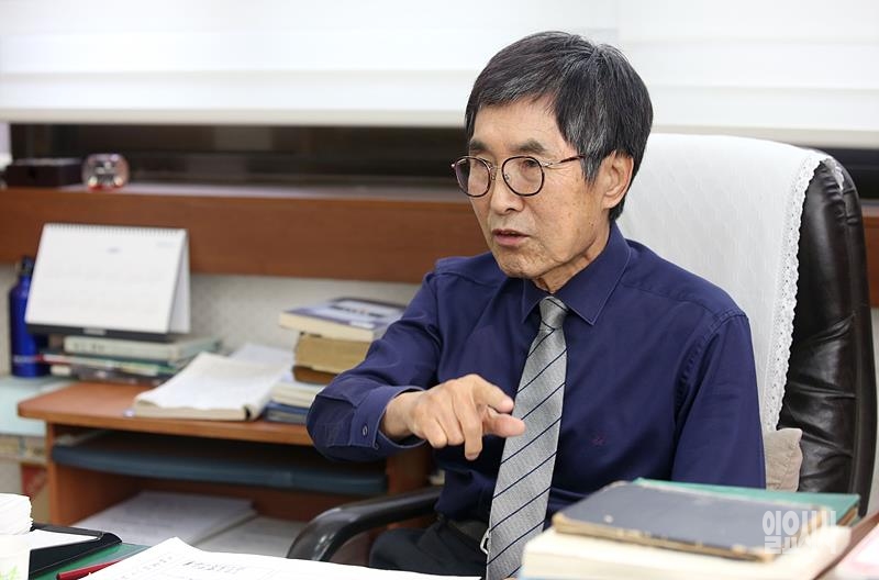 2021년 소띠해 국운을 예측하는 백운비 원장 ⓒ박성원 기자 ▲ 백운비 원장 ⓒ박성원 기자