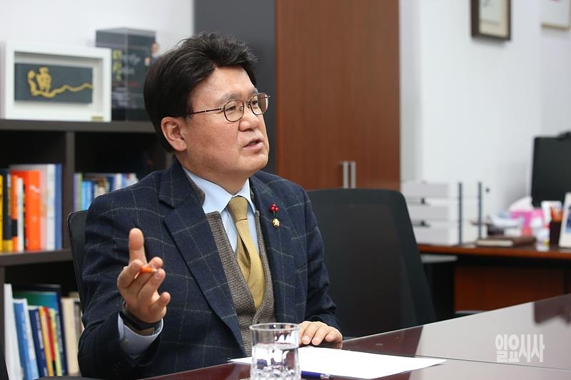황운하 더불어민주당 의원이 <일요시사>와 인터뷰를 갖고 있다. ⓒ박성원 기자 ▲ 황운하 더불어민주당 의원이 <일요시사>와 인터뷰를 갖고 있다. ⓒ박성원 기자