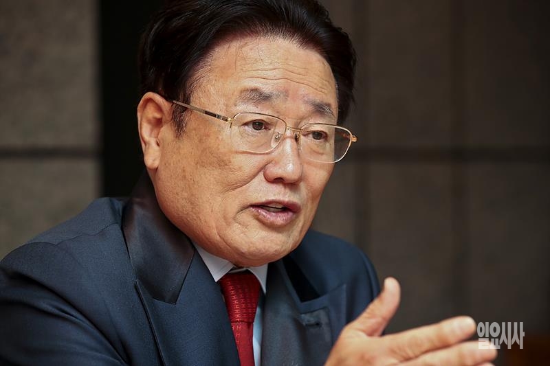 <일요시사>와 대담 나누는 유준상 한국정보기술연구원장 ⓒ고성준 기자 ▲ <일요시사>와 대담 나누는 유준상 한국정보기술연구원장 ⓒ고성준 기자