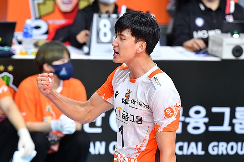 학폭 논란이 일자 시인하고 잔여경기 출전을 포기한 OK금융그룹 소속의 송명근 선수 ⓒKOVO ▲ 학폭 논란이 일자 시인하고 잔여경기 출전을 포기한 송명근 선수 ⓒKOVO