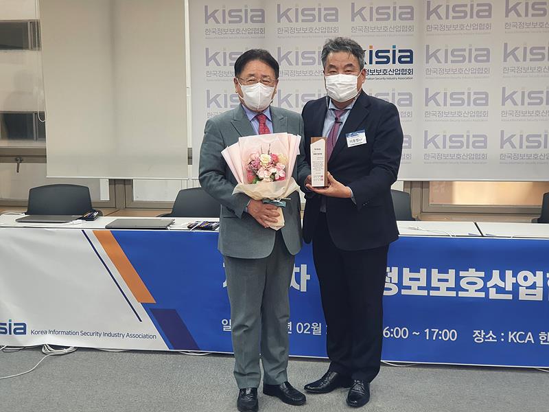 유준상 한국정보기술연구원장이 지난 23일, 서울 송파구 소재의 IT벤처타워서 열린 정기총회 행사에서 사이버 주권수호상을 수상한 뒤 기념촬영을 갖고 있다. ▲ 유준상 한국정보기술연구원장이 23일, 사이버 주권수호상을 수상한 뒤 기념촬영을 갖고 있다.