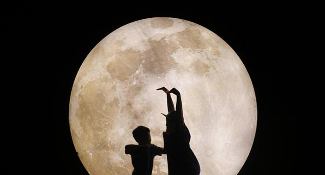 ▲ ‘힐링의 아다지오’ 보름달 조형물 앞에서 포즈를 취한 아이들