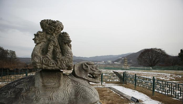 받침돌과 머릿돌만 남은 원주 흥법사지 진공대사탑비 ▲ 받침돌과 머릿돌만 남은 원주 흥법사지 진공대사탑비