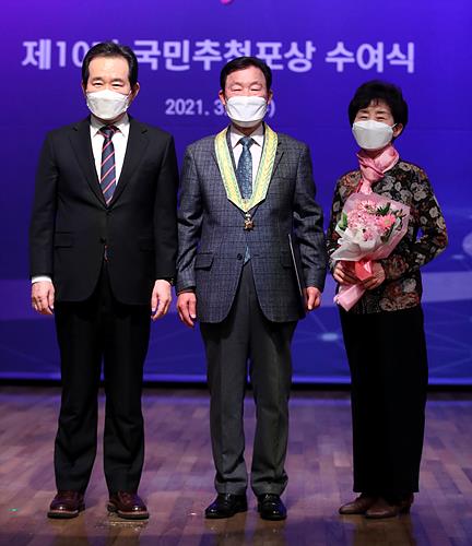 국민훈장 동백장 포장 받는 전종복·김순분 부부 ▲ 전종복·김순분 부부