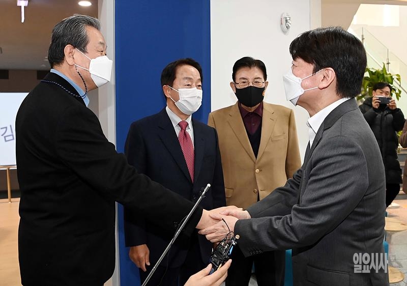 악수 나누는 김무성 국민의힘 전 대표(사진 왼쪽)와 안철수 국민의당 대표 ⓒ사진공동취재단 ▲ 악수 나누는 김무성 국민의힘 전 대표(사진 왼쪽)와 안철수 국민의당 대표 ⓒ사진공동취재단