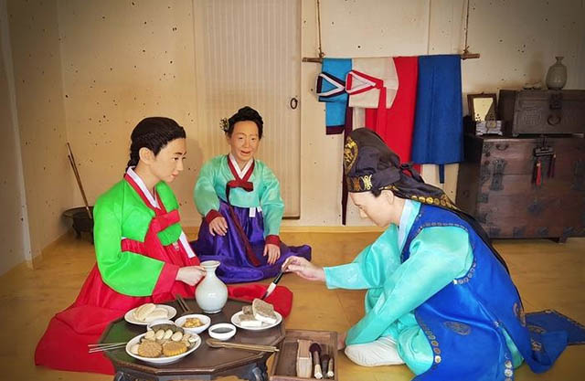 월매집에서 춘향이 입은 치마에 사랑의 맹세를 쓰는 몽룡의 모습을 볼 수 있다. ▲ 월매집에서 춘향이 입은 치마에 사랑의 맹세를 쓰는 몽룡의 모습을 볼 수 있다.